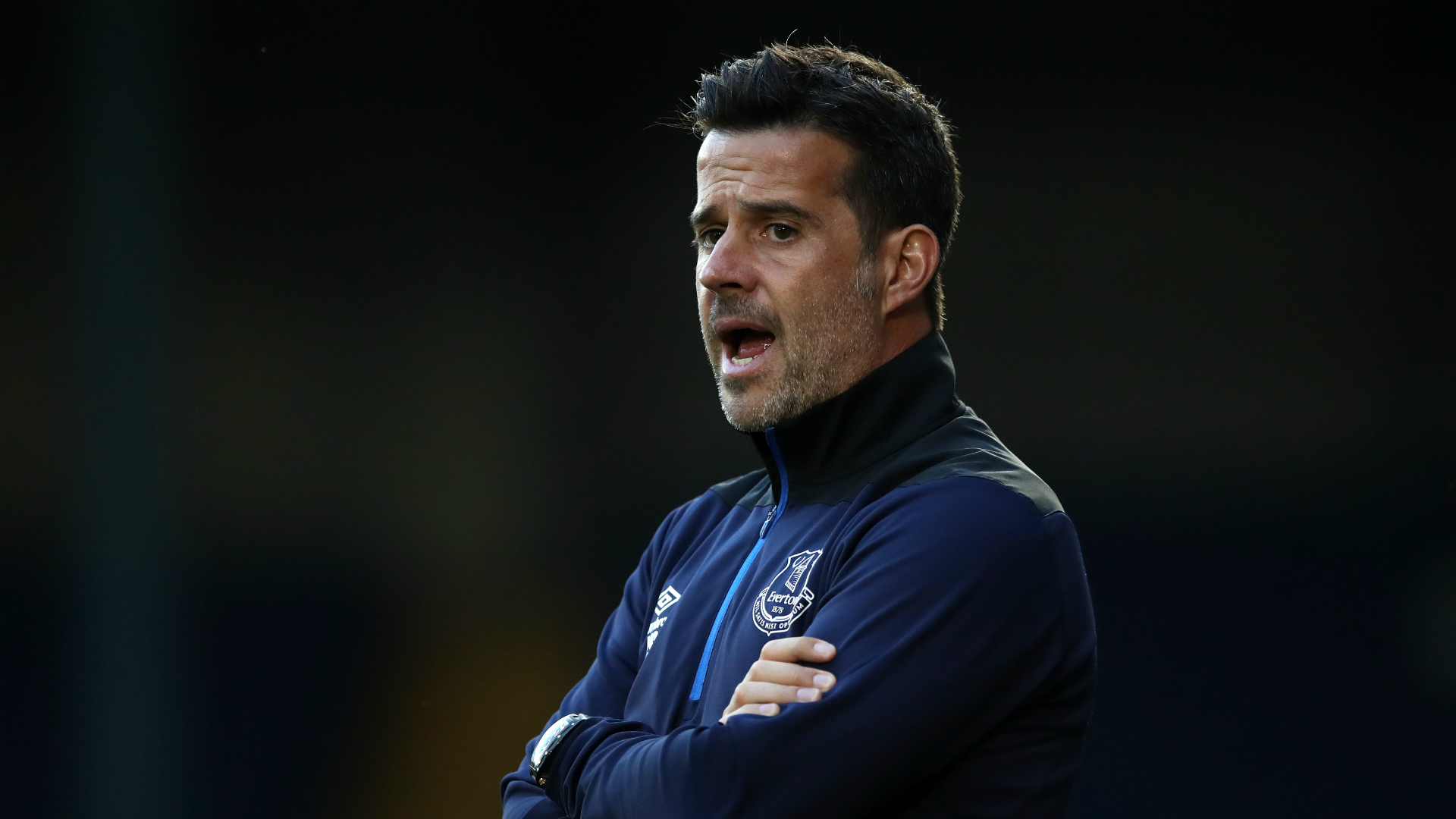 她用手势模 她用手势模